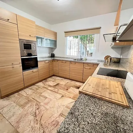 Villa Scenic With Private Pool - Sleeps 8 Mijas