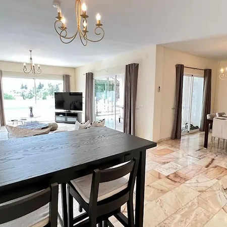 Scenic With Private Pool - Sleeps 8 Villa *