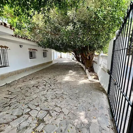 Scenic With Private Pool - Sleeps 8 Villa